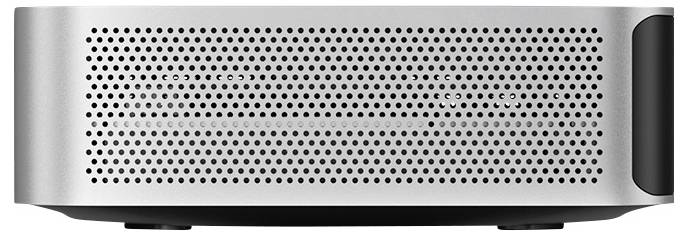 Silberne, metallische Box von vorne, mit perforierter Oberfläche und dunklem Rand auf der rechten Seite.