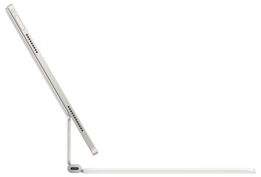 Tablet in seitlicher Ansicht an einem magnetischen, neigbaren Ständer befestigt. Ständer ist mit einem Kabel verbunden.