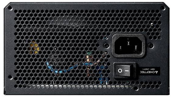 Rückansicht eines Computernetzteils mit Lüftungsgitter, Stromanschluss und Netzschalter. Markenlogo oben rechts sichtbar.