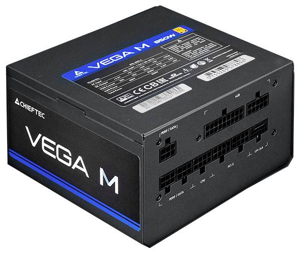 Schwarzes PC-Netzteil der Marke Chieftec Vega M mit verschiedenen Anschlüssen und technischen Details auf der Oberseite.