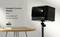 Ein Projektor auf einem Tisch zeigt eine Projektion. Text: 'Dangbei Concise Design, Adjustable 360° Rotation Gimbal'.
