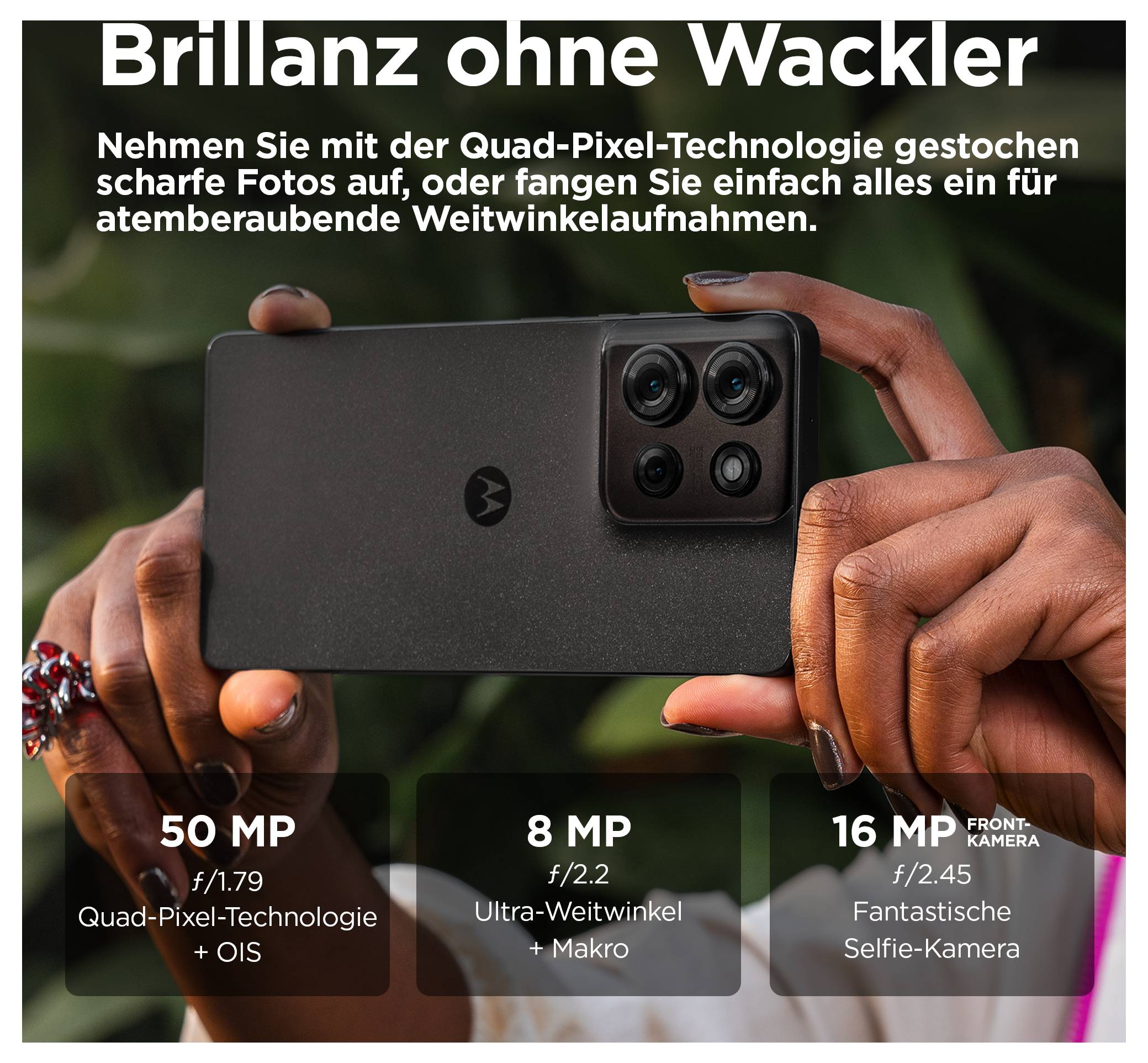Eine Person hält ein Smartphone mit vier Kameras in der Rückansicht. Text im Bild: 'Brillanz ohne Wackler' und Kamera-Spezifikationen.