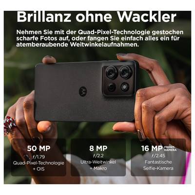 Eine Person hält ein Smartphone mit vier Kameras in der Rückansicht. Text im Bild: 'Brillanz ohne Wackler' und Kamera-Spezifikationen.