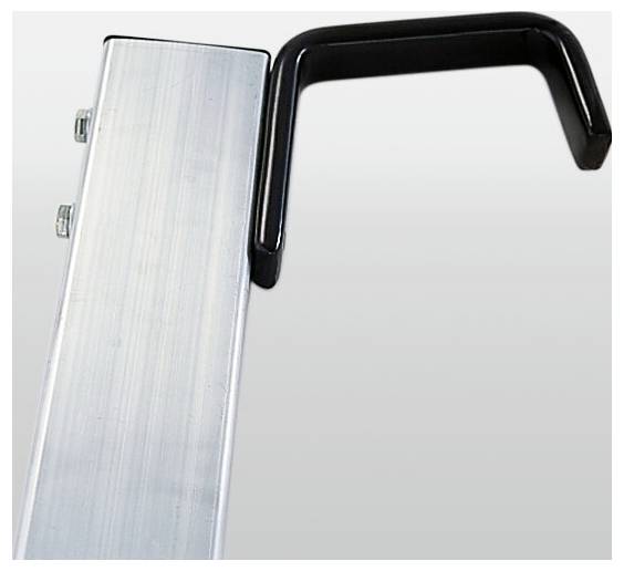 Metallclip in L-Form, silbern mit schwarzer Gummiabdeckung, an einer Kante eines Objekts befestigt.