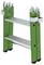 Grüne Klapptrittleiter mit zwei Stufen, darauf je zwei Riegel oben zur Sicherung.