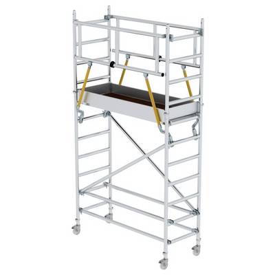 Ein mobiles Gerüst aus Metall mit vier Rädern, einem erhöhten Arbeitsbereich, seitlichen Leitern und diagonalen Streben zur Stabilisierung.