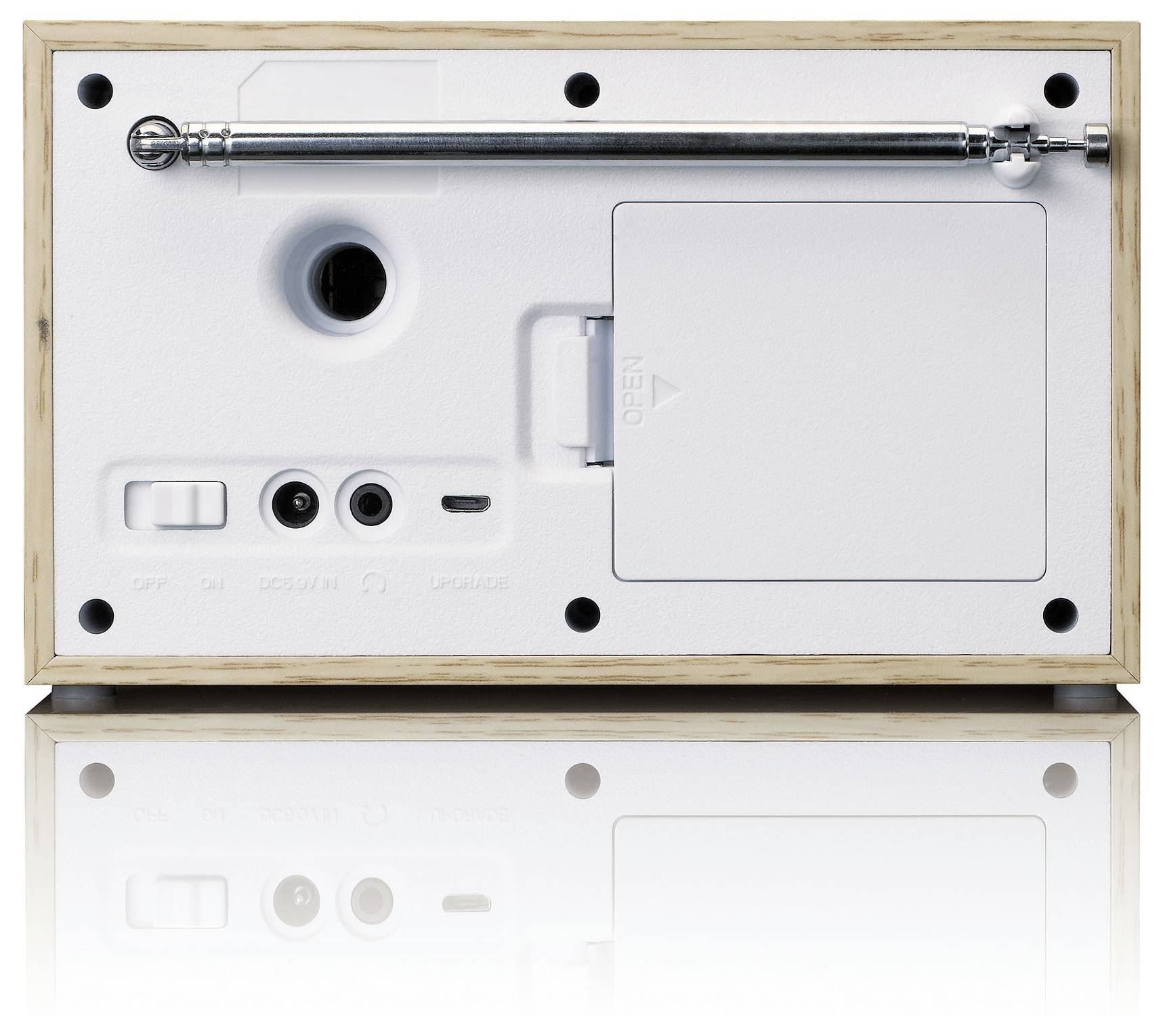 Die Rückseite eines Radios mit einer Teleskopantenne, einem Netzschalter, Kopfhöreranschluss und einem Fach mit Batterieabdeckung.