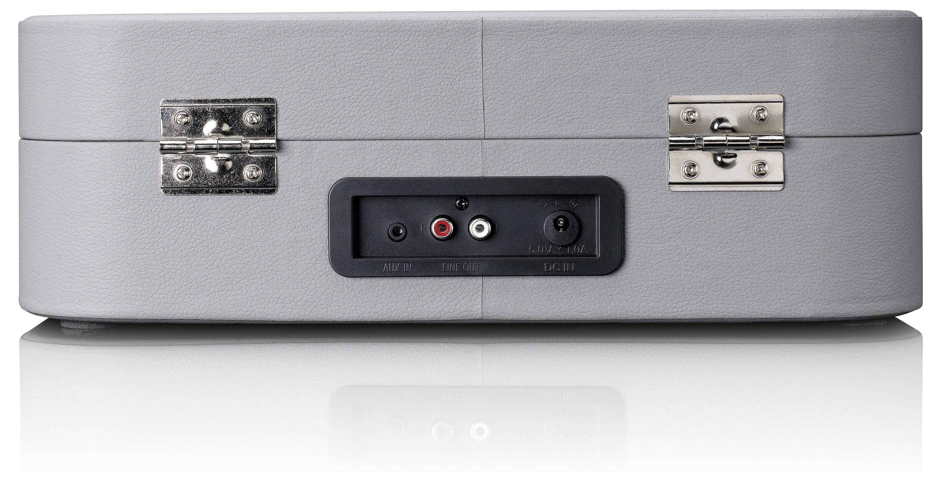 Grauer Kofferplattenspieler von hinten mit Anschlüssen in der Mitte: AUX, Line In und Netzanschluss, umgeben von Metallscharnieren.
