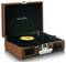 Ein brauner Kofferplattenspieler mit einer Vinylschallplatte auf dem Teller. Auf dem Plattenspieler steht 'Classic Phono'.