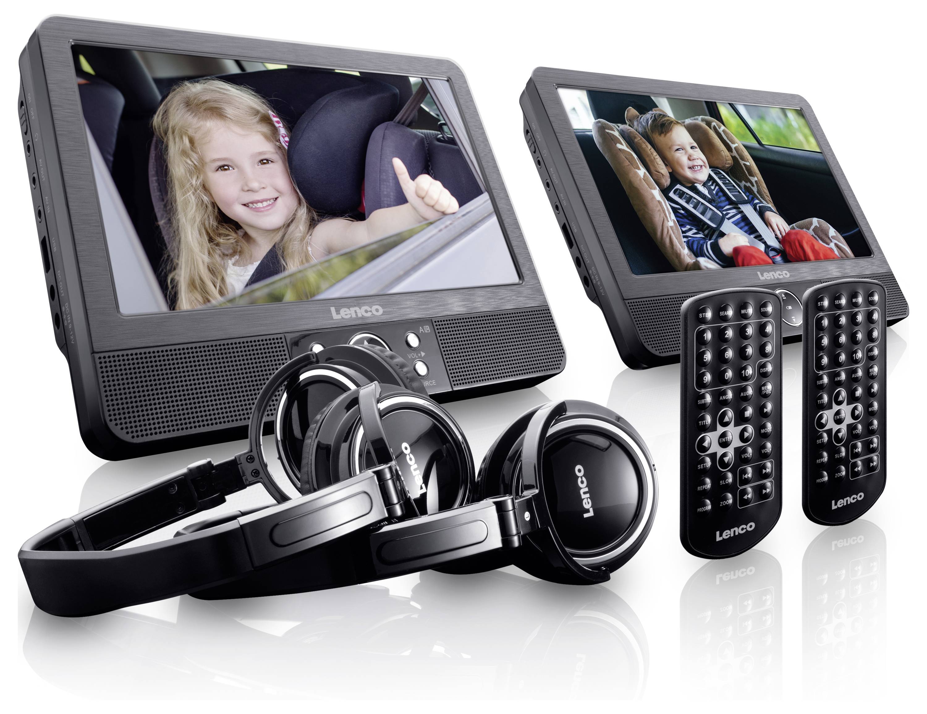 Zwei tragbare DVD-Player mit Bildschirmen, auf denen Kinder im Auto zu sehen sind, sowie zwei Kopfhörer und zwei Fernbedienungen.