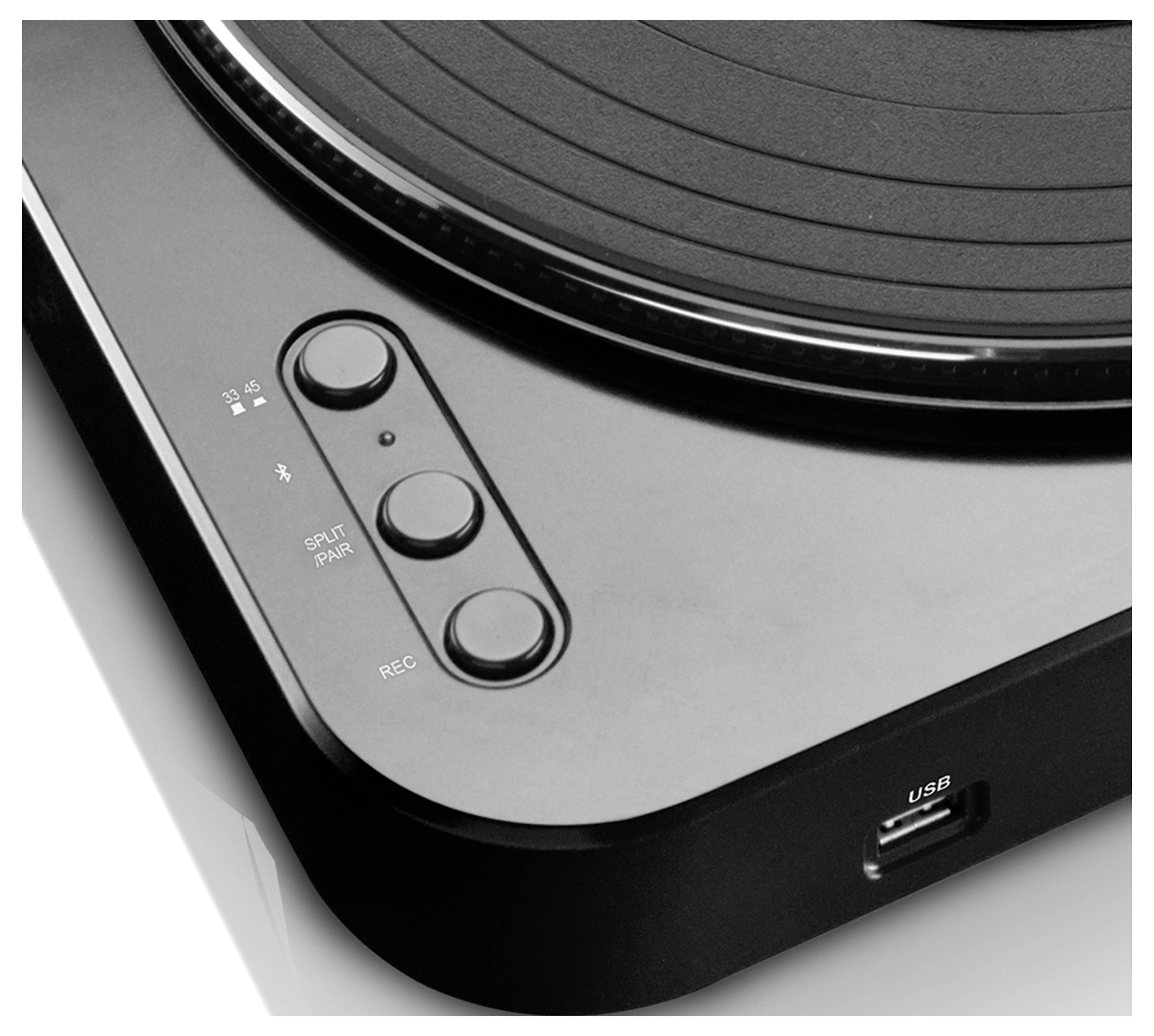 Ein Teil eines schwarzen Plattenspielers mit drei Knöpfen und einem USB-Anschluss.