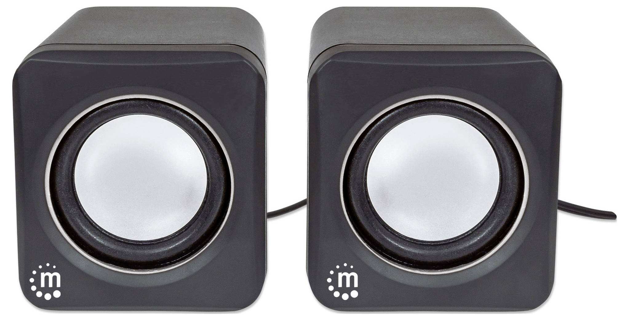 Zwei schwarze, quadratische Lautsprecher mit silbernen Membranen nebeneinander, verbunden durch ein schwarzes Kabel.