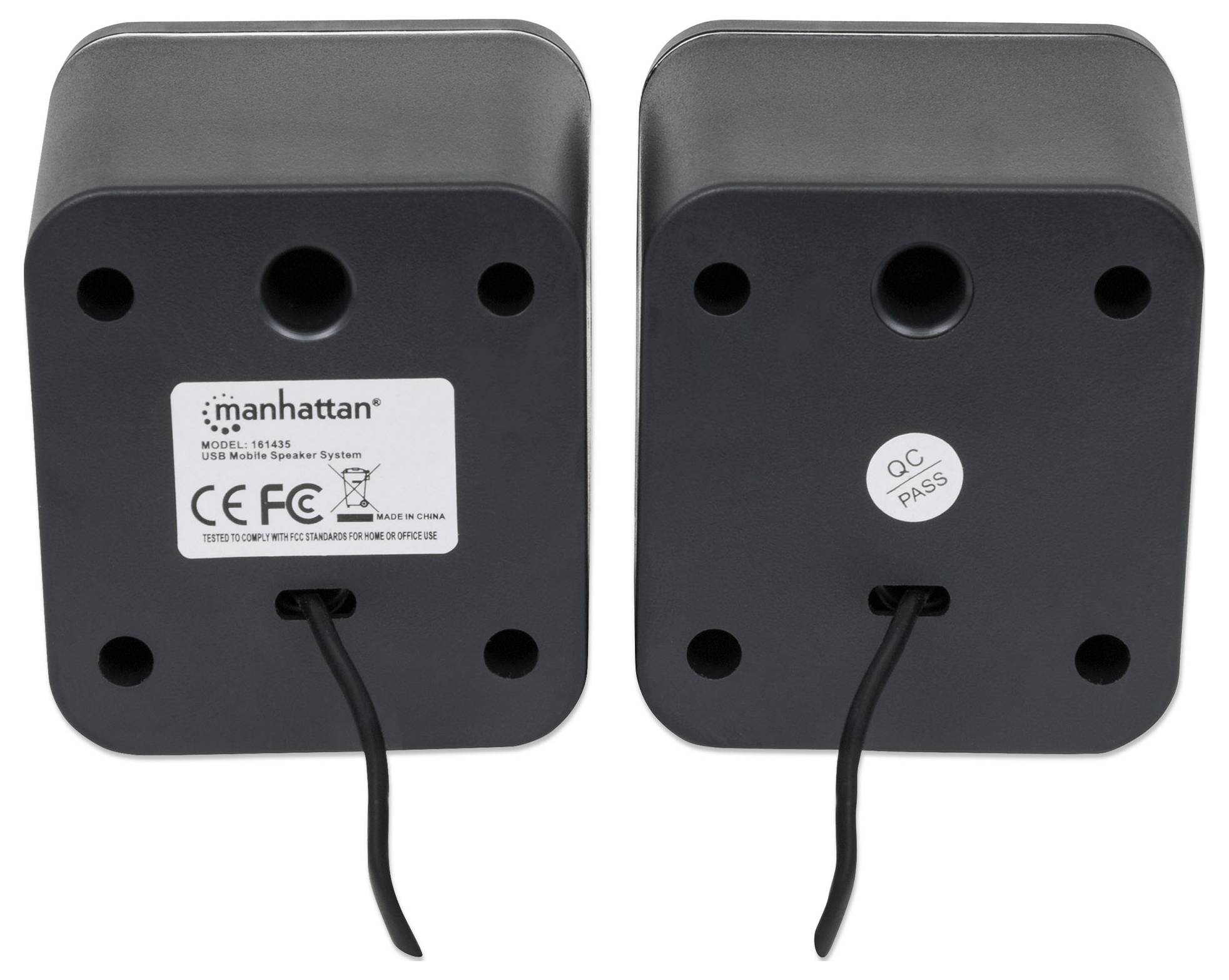 Zwei schwarze Lautsprecher von der Unterseite, mit Kabeln und jeweils einem Etikett. Links steht 'manhattan', Modellnummer und CE-Kennzeichen. Rechts ein 'QC Pass'-Aufkleber.