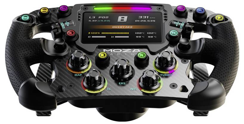 Rennlenkrad aus Kohlefaser mit zahlreichen Tasten und einem Display, das Renninformationen anzeigt. Geeignet für Sim-Racing-Spiele.