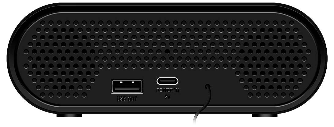 Die Rückseite eines schwarzen Lautsprechers mit einem USB-A-Anschluss, einem USB-C-Anschluss und einem kleinen Kabel, das herausragt.