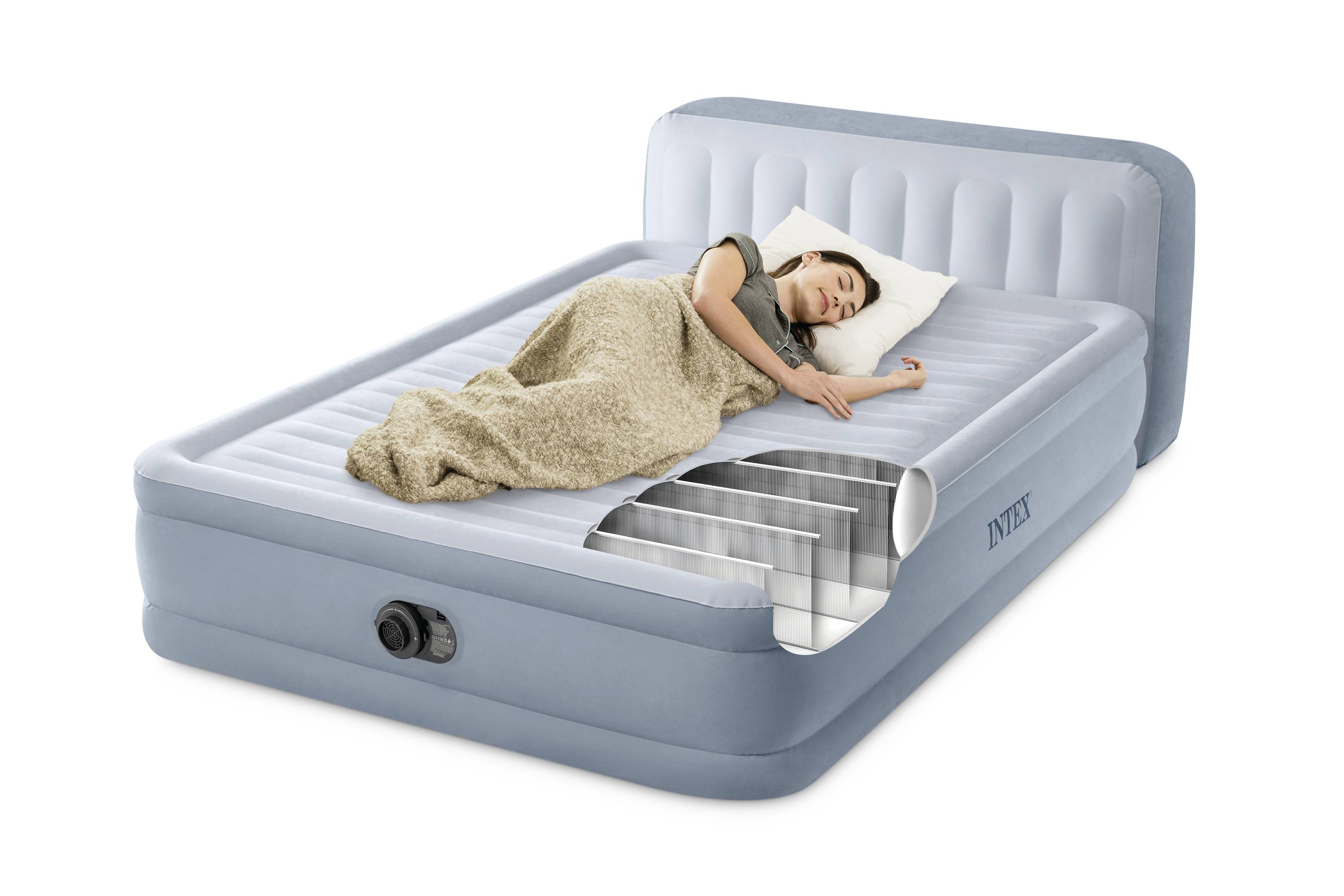 Eine Frau schläft auf einem blauen, aufblasbaren Bett mit eingebautem Kissen. Ein transparenter Bereich zeigt die Luftkammern im Inneren.