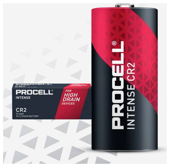'Procell Intense CR2' Batterie und Verpackung auf einem grauen, dreieckigen Hintergrund. Batterien für Geräte mit hohem Energieverbrauch.
