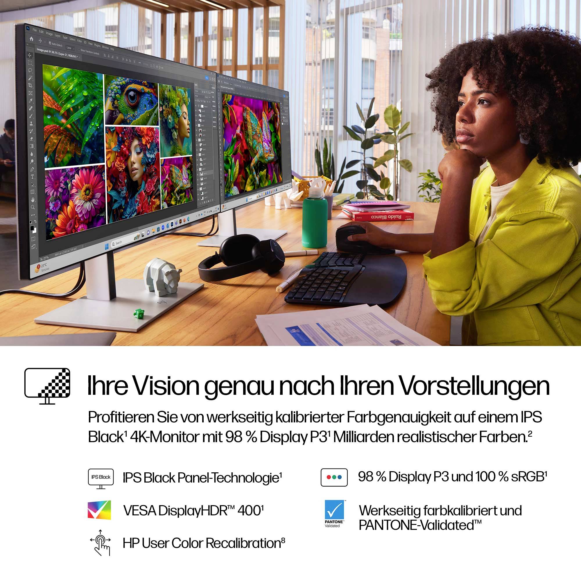 Frau in gelbem Pullover bearbeitet am Computer zwei Monitore mit farbenfrohen Blumendarstellungen. Darunter stehen Display- und Farbkalibrierungsdetails.