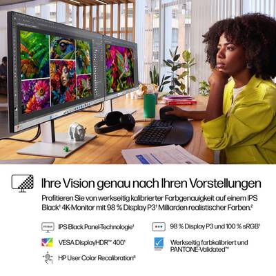 Frau in gelbem Pullover bearbeitet am Computer zwei Monitore mit farbenfrohen Blumendarstellungen. Darunter stehen Display- und Farbkalibrierungsdetails.