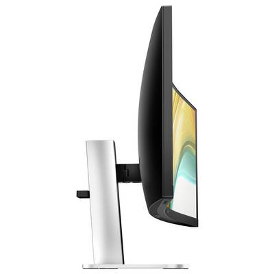 Seitliche Ansicht eines gebogenen Computerbildschirms mit schlankem, modernem Design, auf einem silbernen Standfuß montiert.