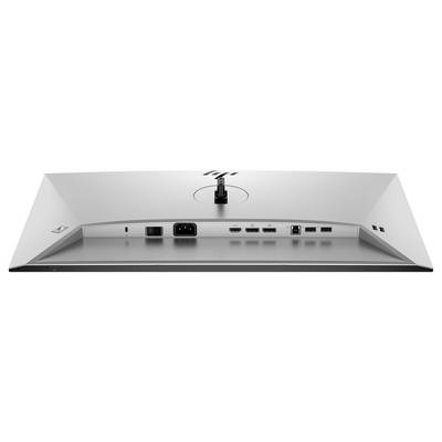 Rückseite eines Monitors mit mehreren Anschlüssen: HDMI, DisplayPort, USB, Stromanschluss. Moderner, silberner Rahmen.