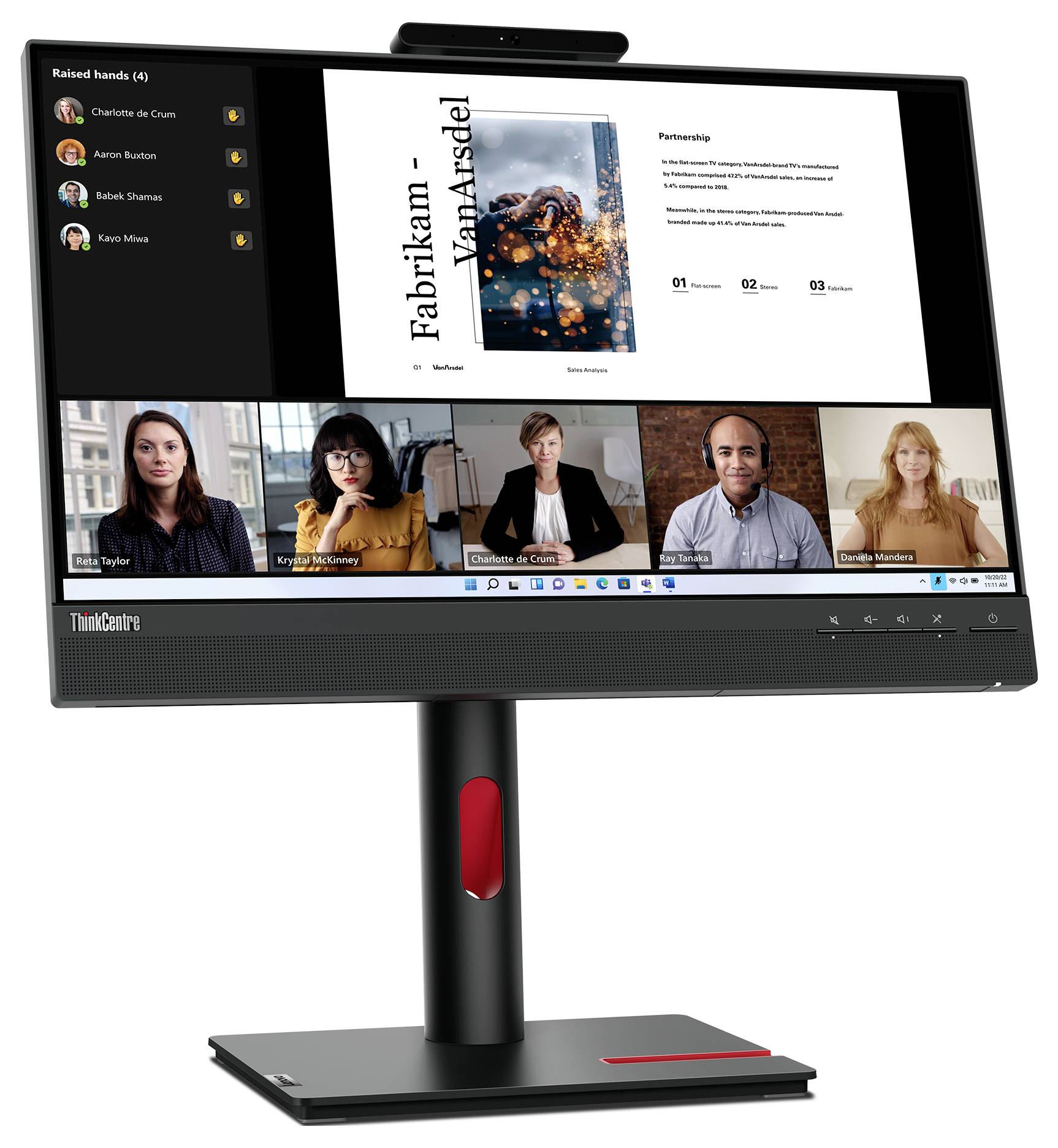 Monitor zeigt Videokonferenz mit fünf Personen und Präsentation. Links sind Teilnehmer, rechts eine Folie mit Titel 'Fabrikam-VanArsdel'.