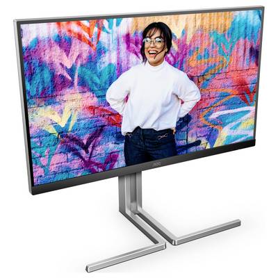 Ein Computermonitor zeigt eine lächelnde Person vor einer bunten, grafischen Wand. Der Monitor steht auf einem modernen, silbernen Ständer.