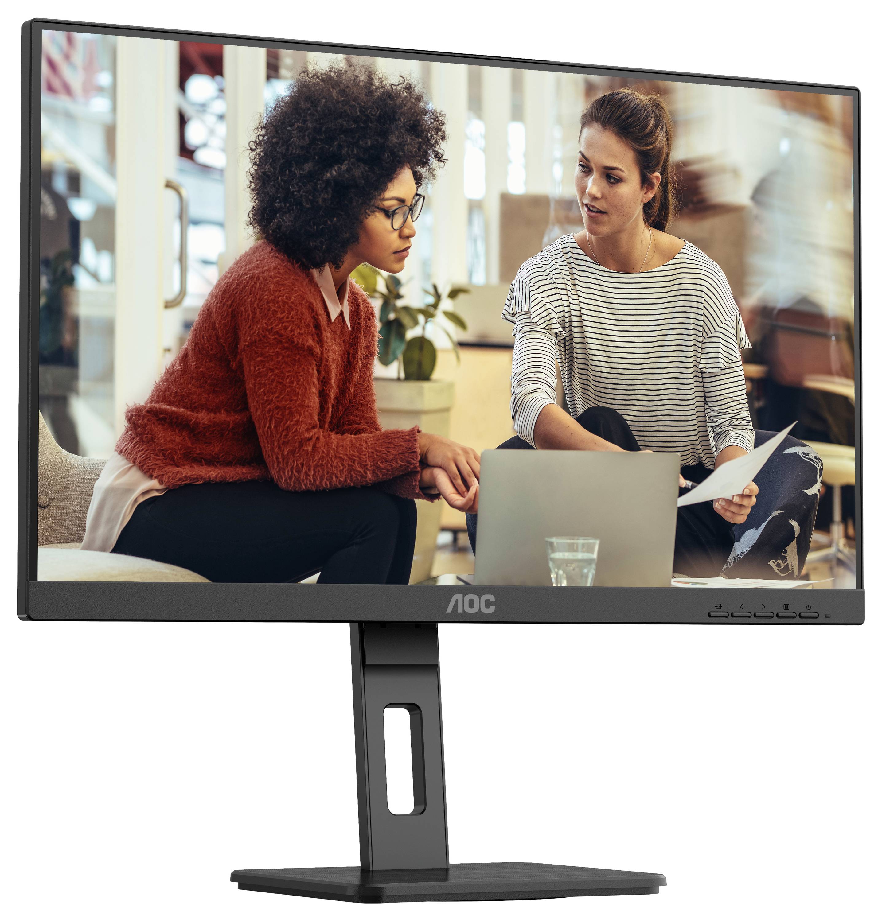 Zwei Menschen sitzen vor einem Laptop und besprechen ein Dokument. Der Monitor im Vordergrund zeigt diese Szene.