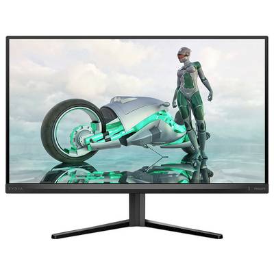 Eine futuristische Frau in einem Sci-Fi-Anzug steht neben einem stilisierten Motorrad, unter einem bewölkten Himmel auf einer spiegelnden Oberfläche.