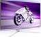 Ein futuristisches Motorrad auf einem Monitorbildschirm mit lila Hintergrund. Der Fahrer ist in voller Geschwindigkeit dargestellt.