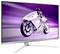 Ein Monitor mit Bild eines futuristischen Motorrades und Fahrers in violetten Tönen, zeigt moderne Technologie und Geschwindigkeit.