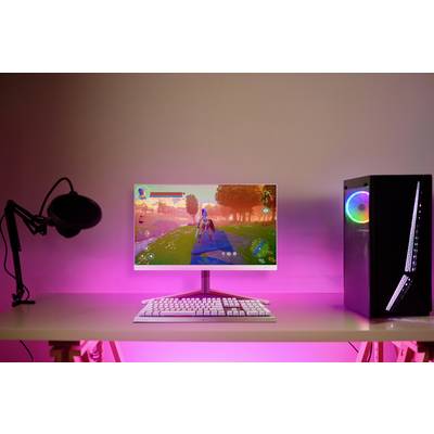 Ein Schreibtisch mit einem Computer, der ein Videospiel zeigt. Daneben steht ein schwarzes Mikrofon und ein Computergehäuse mit LED-Beleuchtung.