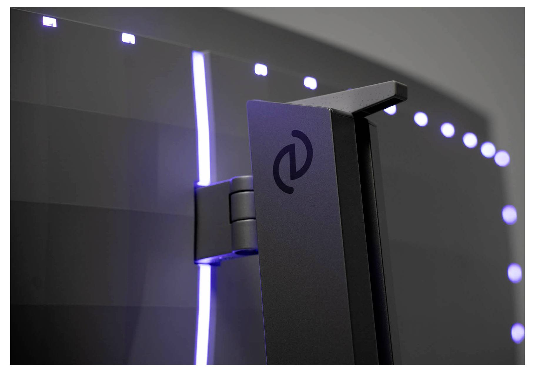 Ein grauer Monitor mit modernem, kantigem Design und blauer LED-Leiste auf der Rückseite.