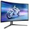 Ein futuristisches Motorrad mit Fahrer in technischer Ausrüstung fährt schnell durch eine digitale Landschaft auf einem gebogenen Monitor.