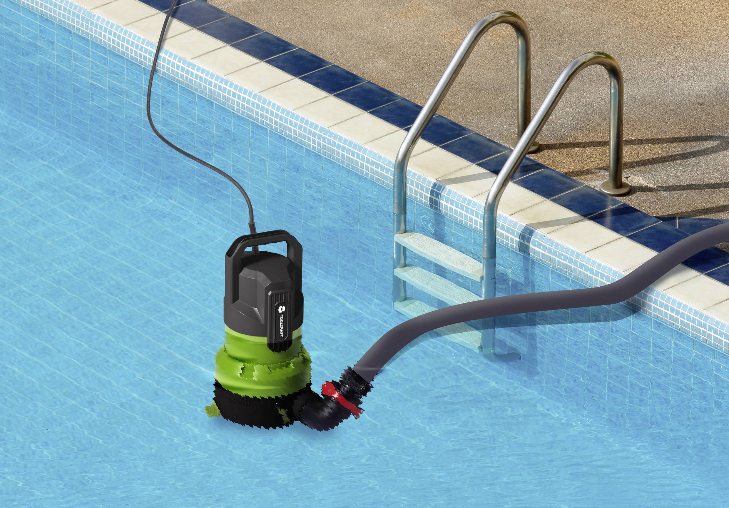 Eine elektrische Wasserpumpe entfernt Wasser aus einem Pool. Die Pumpe ist grün und schwarz, und ein Schlauch ist daran angeschlossen.