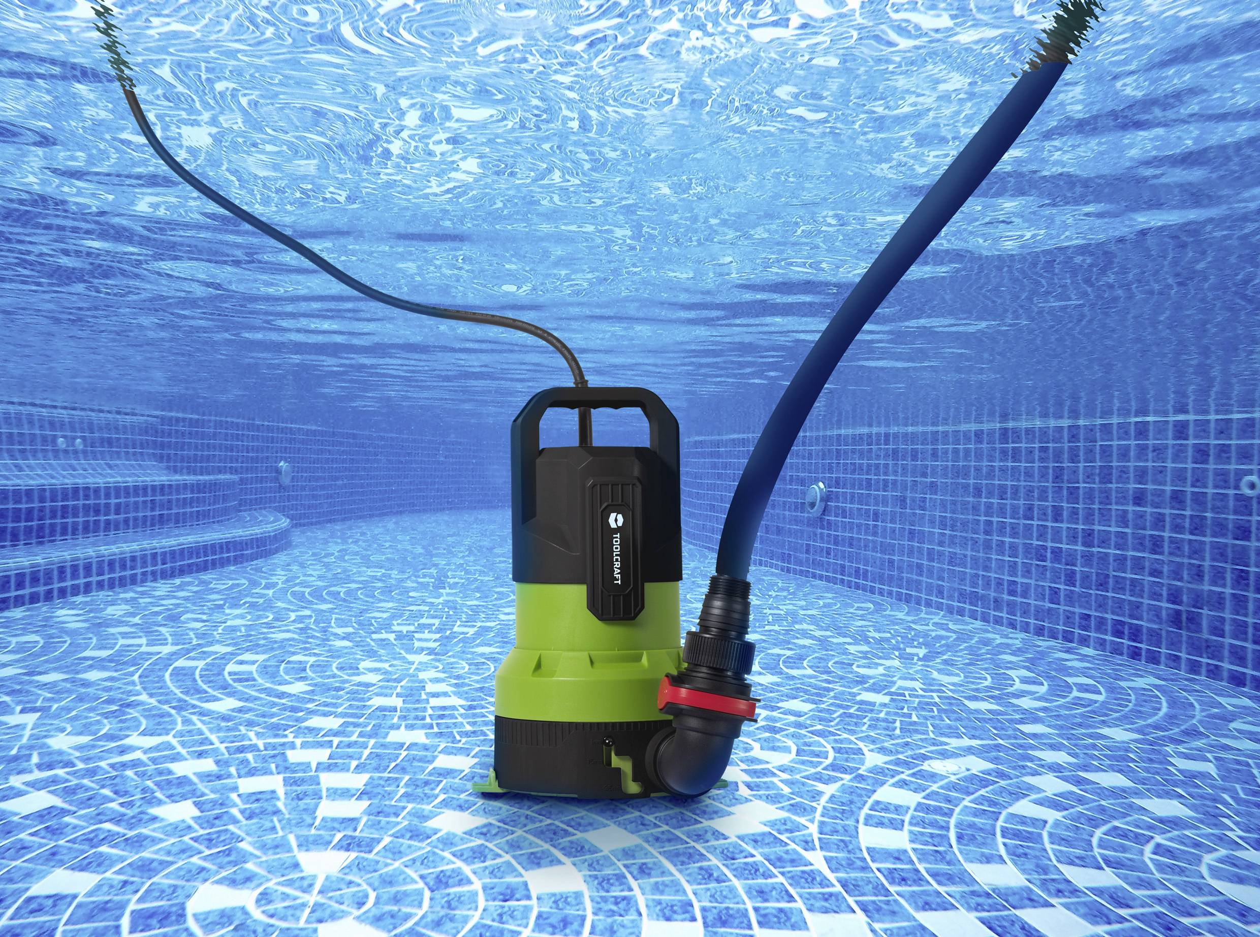 Eine grüne Wasserpumpe im klaren blauen Wasser eines Pools, verbunden mit einem blauen Schlauch, zeigt die Funktionalität in einer realistischen Umgebung.