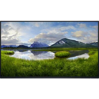 Panoramablick auf Berglandschaft mit stillem See im Vordergrund, umgeben von grünen Wiesen und wolkigem Himmel.