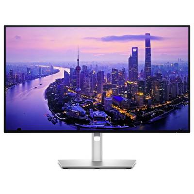 Ein Monitor zeigt eine nächtliche Skyline von Shanghai mit beleuchteten Wolkenkratzern am Fluss Huangpu.