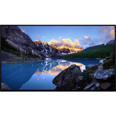 Berglandschaft mit einem See im Vordergrund, der die umliegenden Berge und den klaren Himmel spiegelnd reflektiert. Sonnenuntergangslicht erhellt die Gipfel.