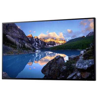 Berglandschaft mit schneebedeckten Gipfeln, die sich in einem klaren, ruhigen See spiegeln. Der Himmel ist blau mit einigen Wolken.