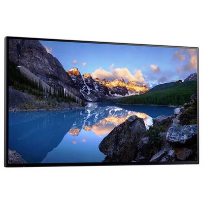 Landschaftsfoto eines Sees in den Bergen bei Sonnenuntergang, mit klarer Spiegelung der Berge und des blauen Himmels im Wasser.