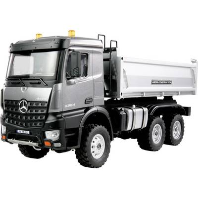 Ein silberner Spielzeug-LKW mit einem Mercedes-Logo, gelben Lichtern auf dem Dach und der Aufschrift 'Arocs 3363' an der Seite.
