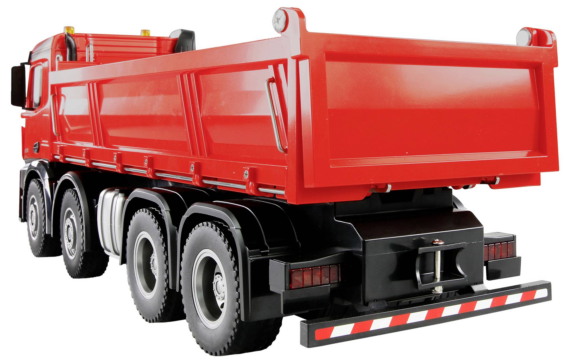 Ein großer roter Kipper-Lkw steht seitlich, bereit, Materialien zu transportieren. Sein Ladebehälter ist angehoben.