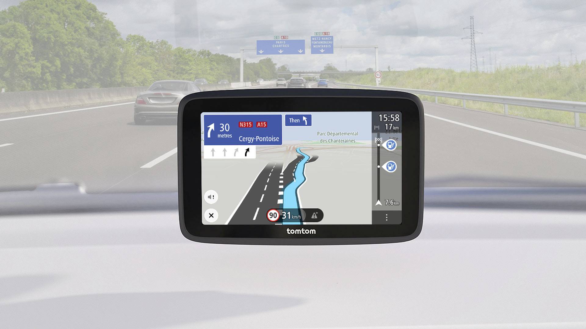 Ein Navigationsgerät im Auto zeigt eine Route auf der Autobahn an. Links abbiegen in 1,7 km Richtung 'Cergy-Pontoise'. Geschwindigkeit 90 km/h.