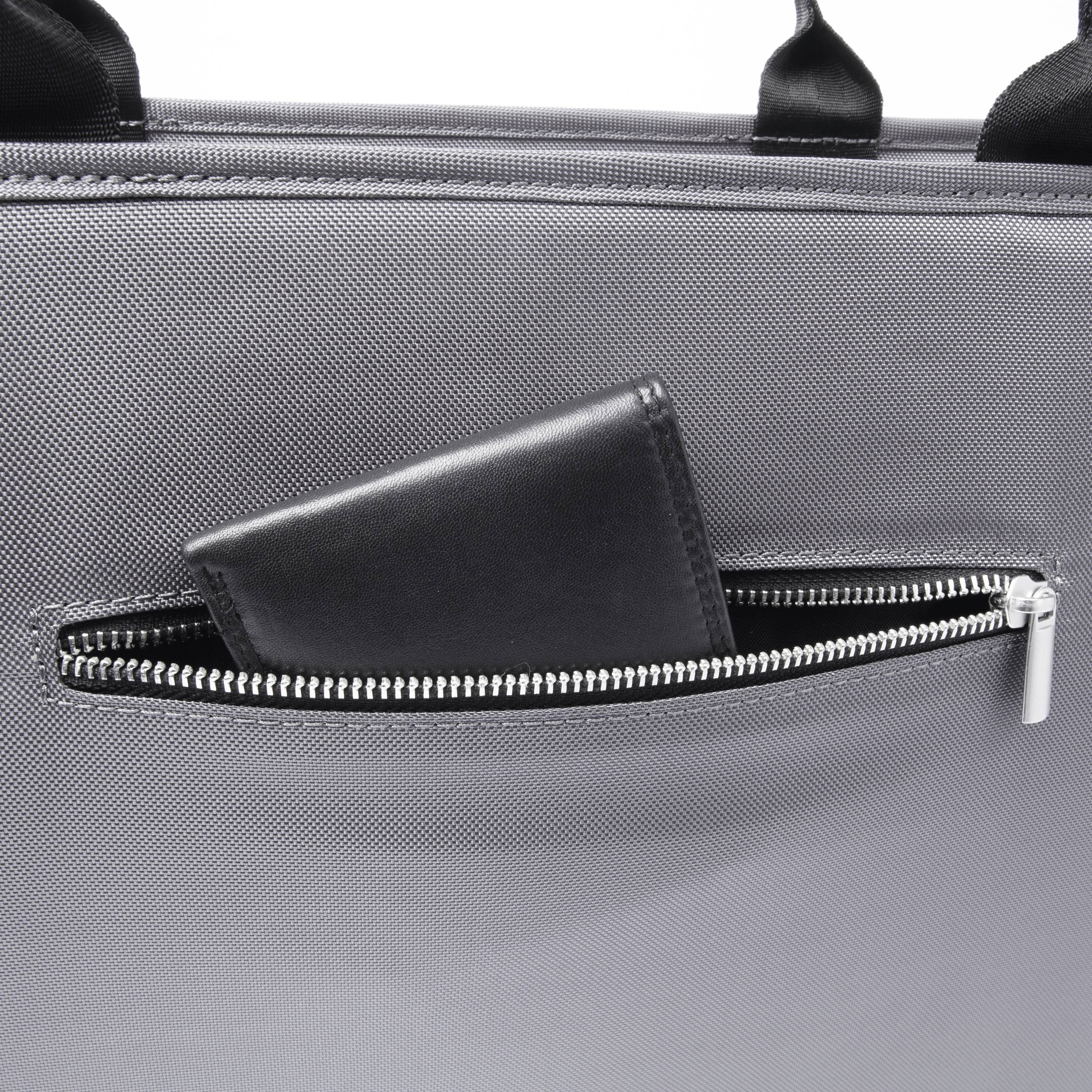 Eine graue Tasche mit einem Reißverschlussfach, in dem ein geschlossenes schwarzes Portemonnaie steckt.