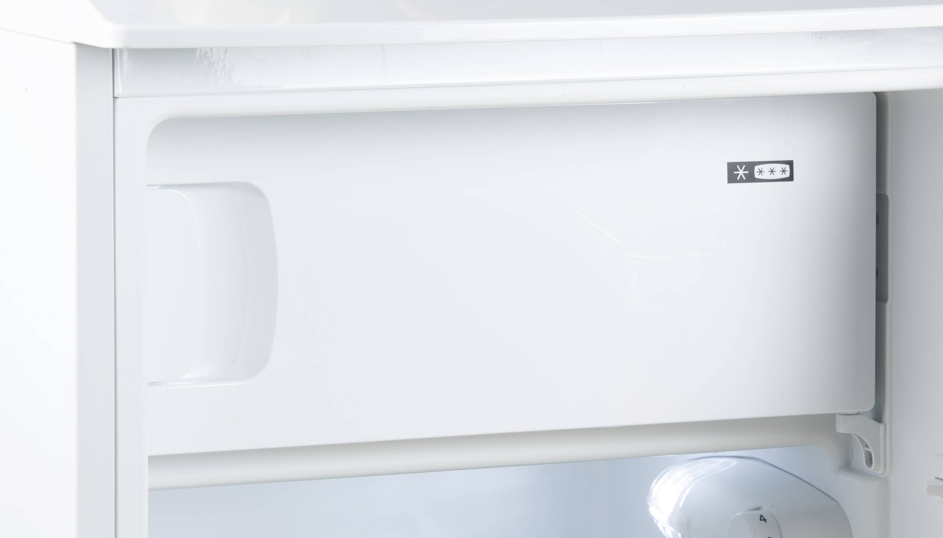 Kühlschrank mit geöffneter Tür, sichtbarem Gefrierfach und Eisstern-Symbol. Helle Beleuchtung innen.