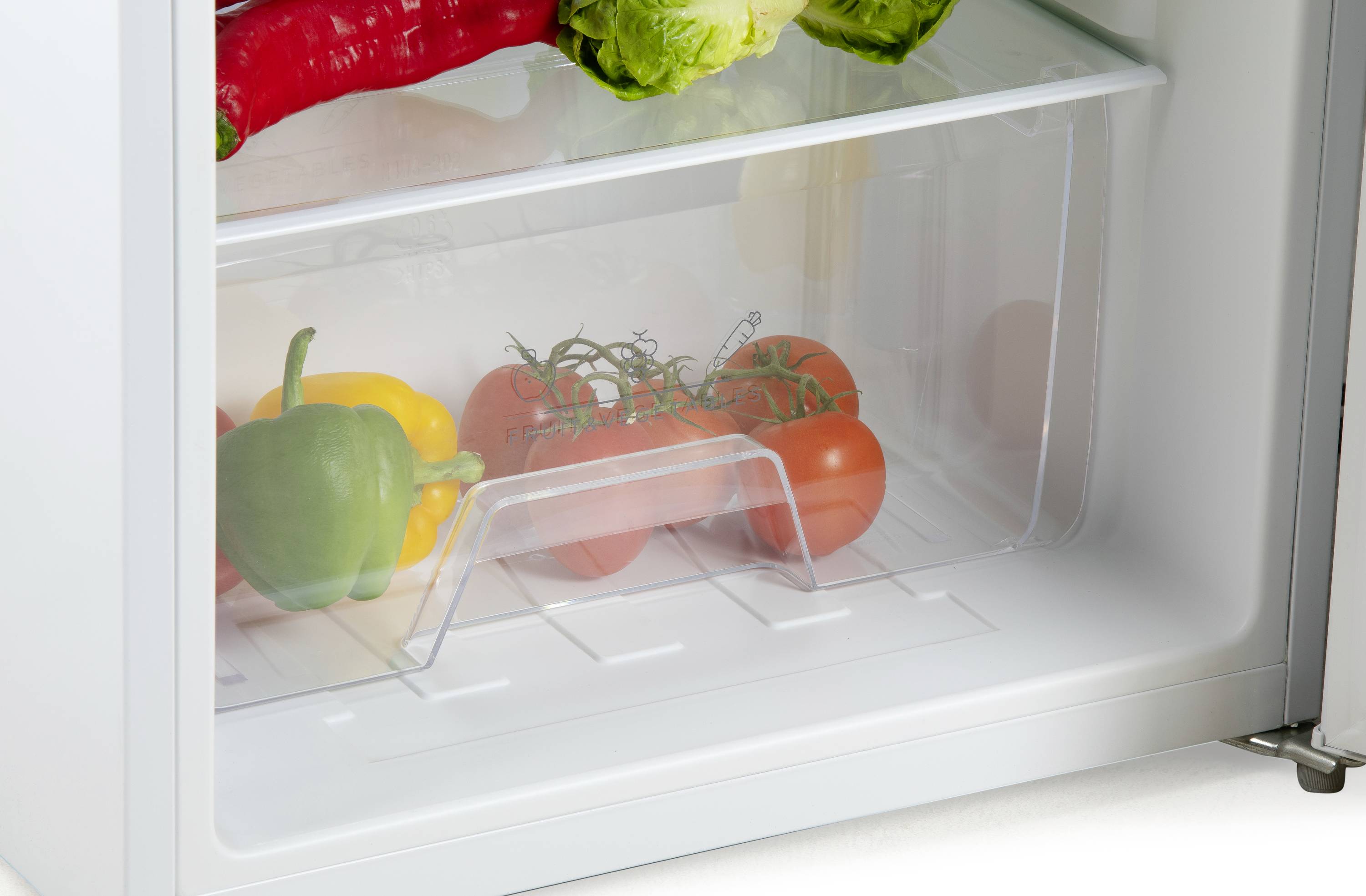 Ein geöffneter Kühlschrank zeigt Paprika, Tomaten und Salat im unteren Fach.