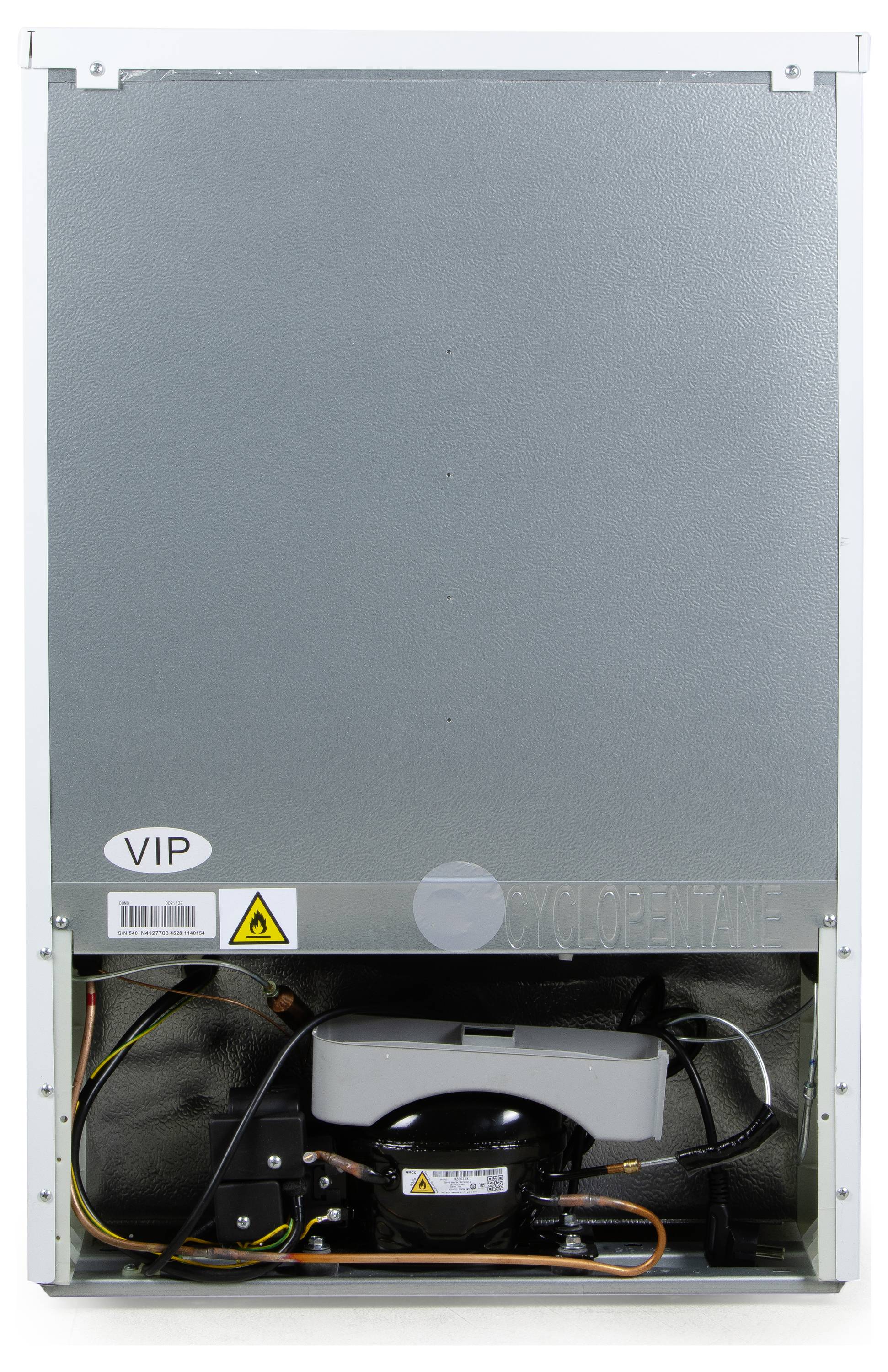 Die Rückseite eines grauen Kühlschranks mit sichtbarem Kompressor und elektrischen Anschlüssen im unteren Bereich.