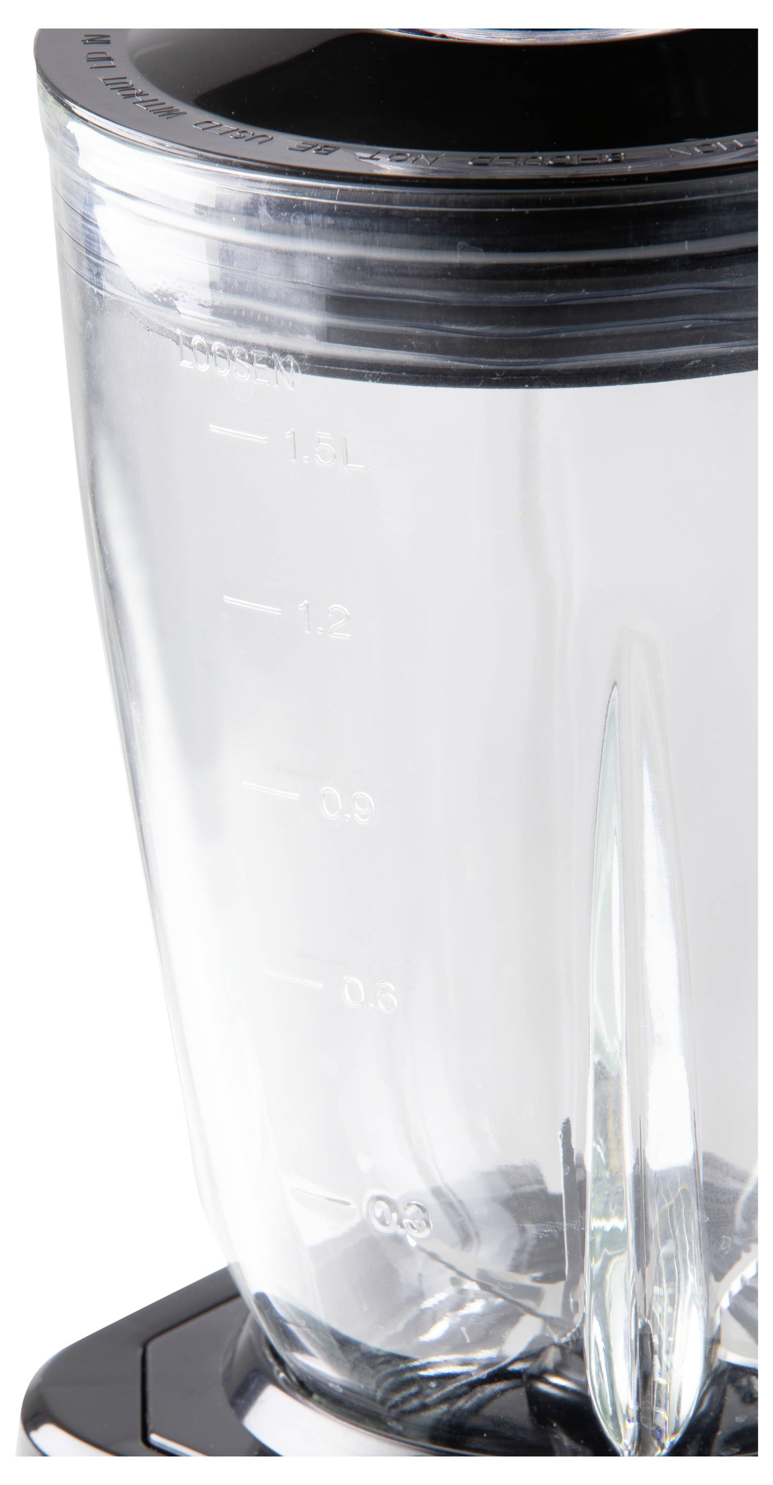 Ein leerer, klarer Mixbehälter mit Messskala auf der Seite, stehend auf einem schwarzen Sockel.