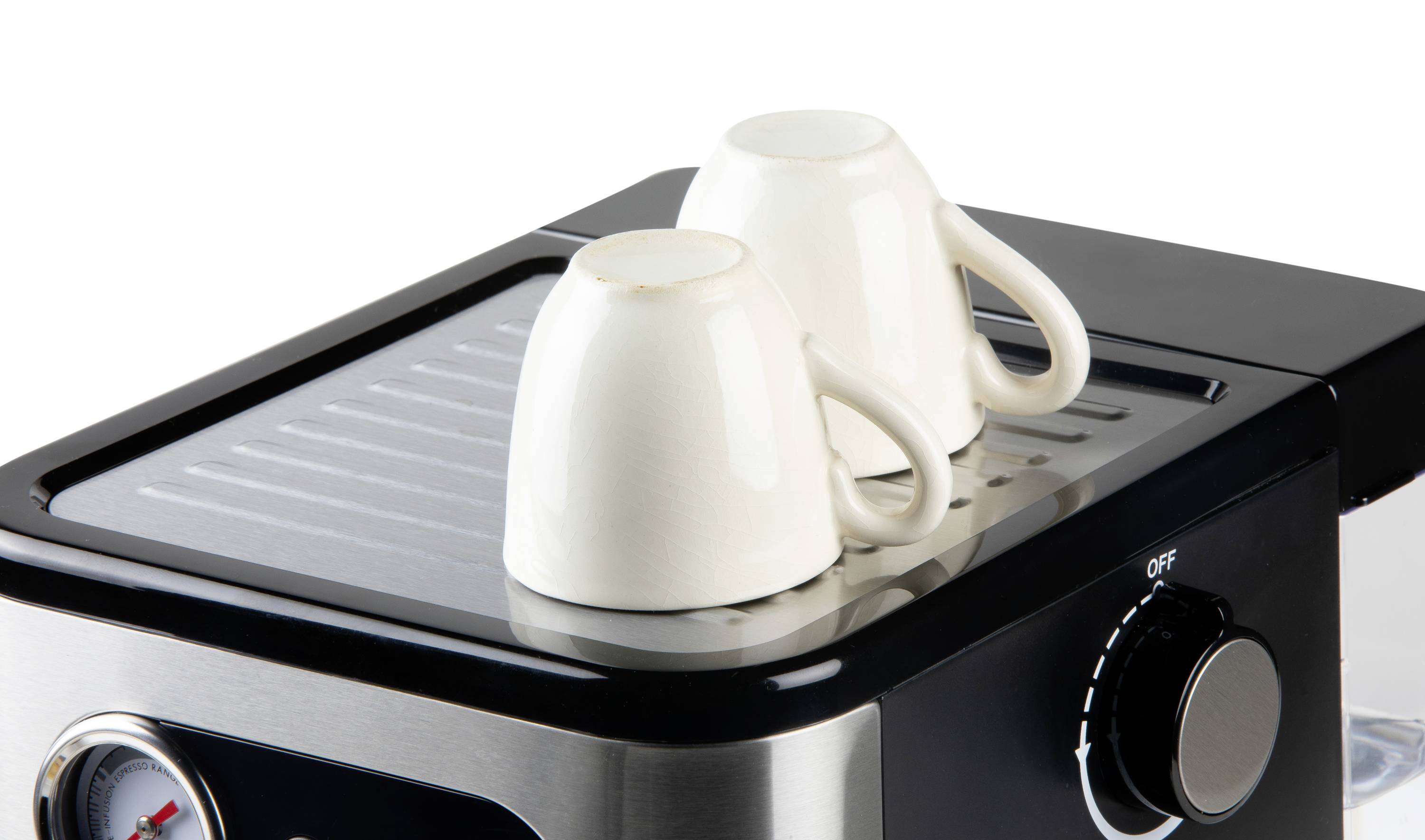 Eine Espressomaschine mit zwei umgedrehten weißen Tassen auf der Tassenablage. 
